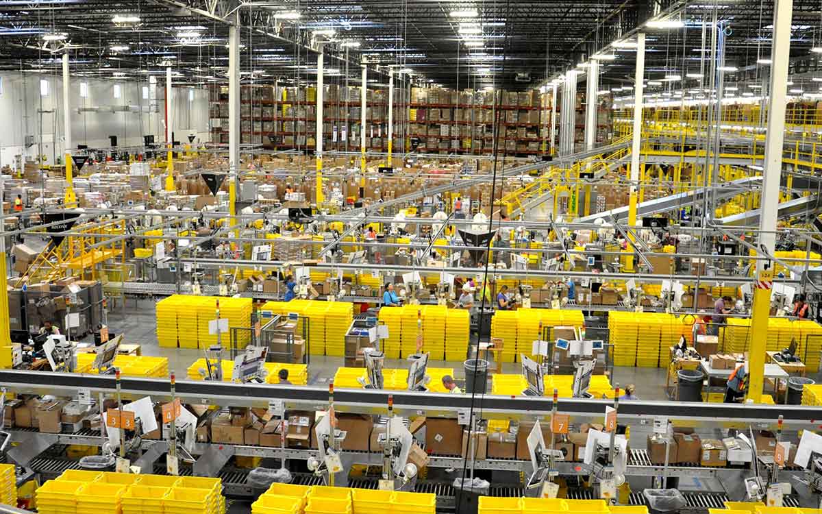 Walmart and Amazon Clash on Free Shipping, But Only One Has Multiple Thematic Tailwinds